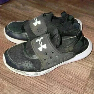 Under Armour Youth BPS Runplay Black Sneakers, Boys’ Size 6Y play condition